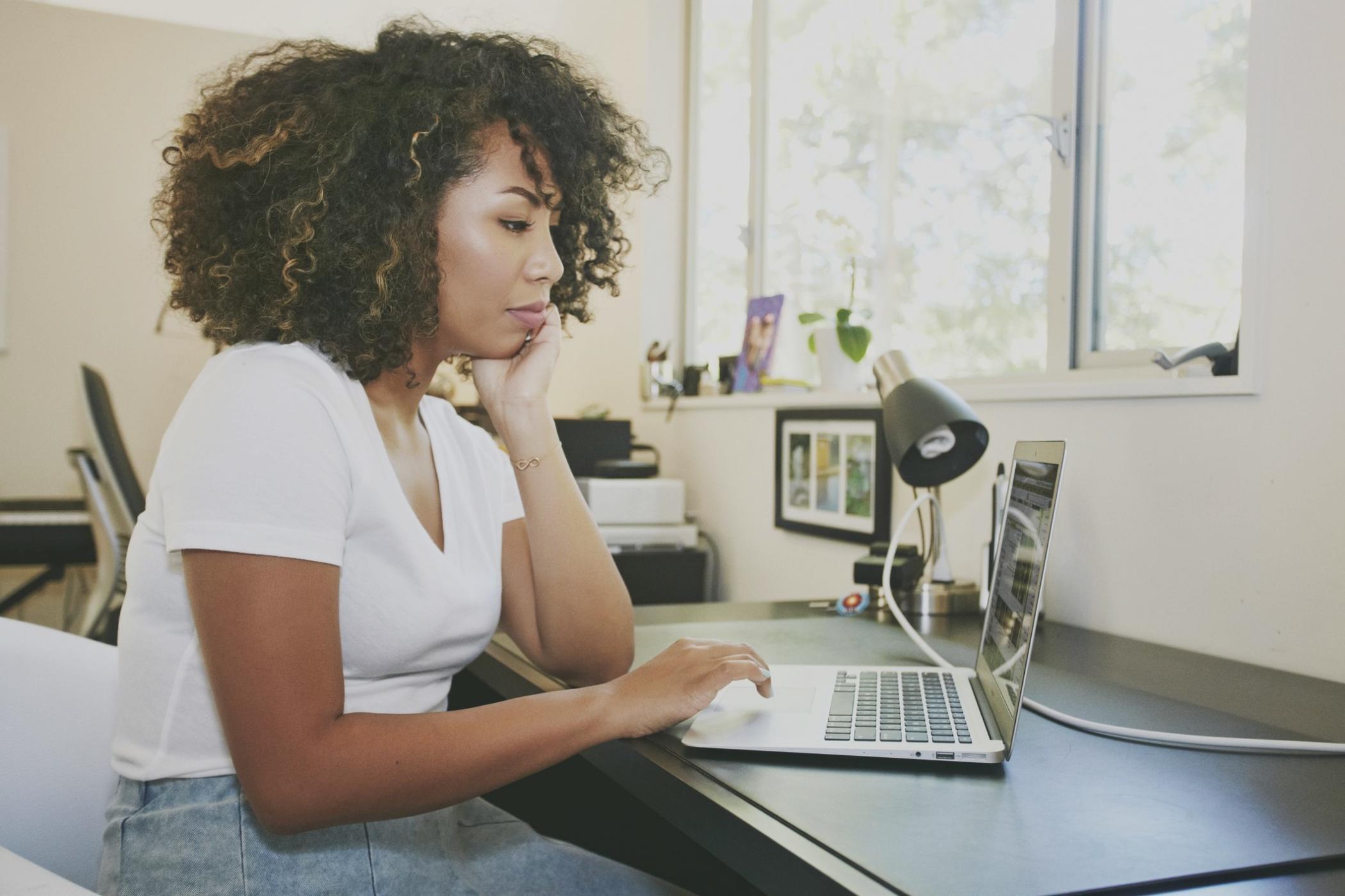 Estudiante trabajando en redacción SEO