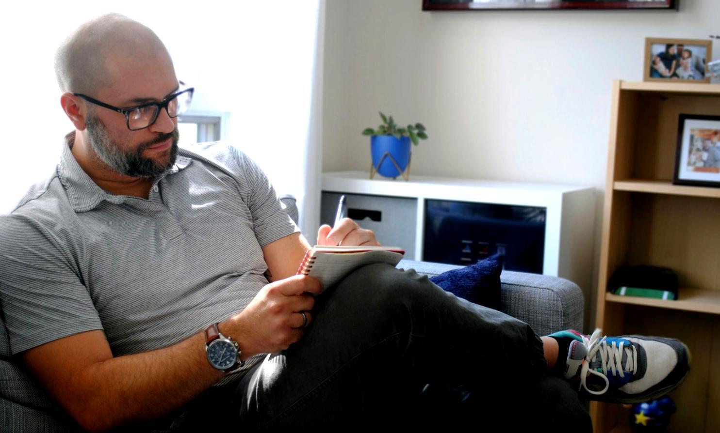 Sesión de revisión colaborativa entre estudiantes de redacción SEO